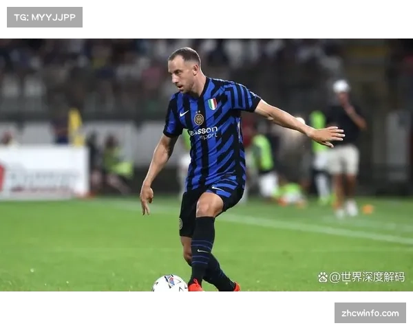 战术镜头：国际米兰教练席通过手势频繁调整两名边翼卫的压上幅度